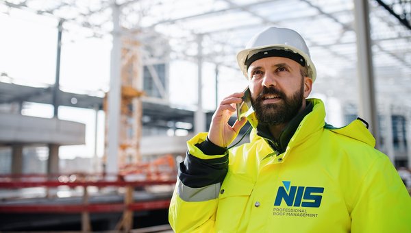 NIS Kundendienstmitarbeiter im Gespräch über eine Dichtigkeitsprüfung