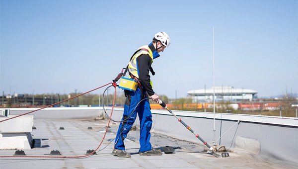 Innovative Leckageortung von NIS Mitarbeiter mit dem HV-SLD Ortungsverfahren