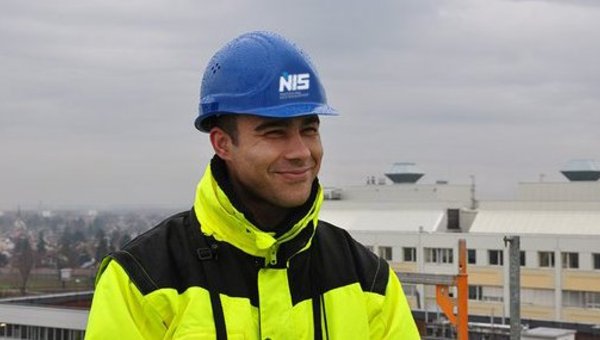 Foto eines NIS Mitarbeiters mit Helm
