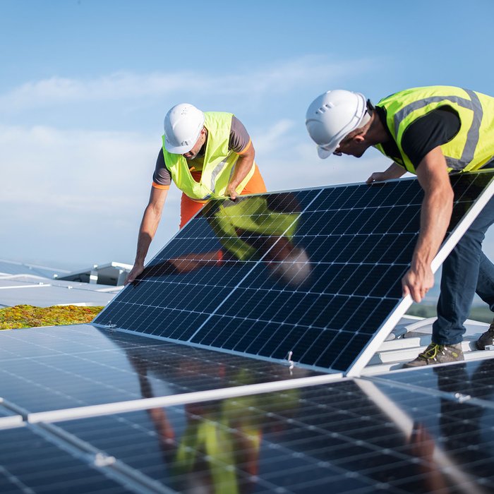 Flachdach mit PV-Anlage und Begrünung
