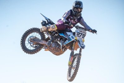 Motocross Fahrer Lion Greve im Flug