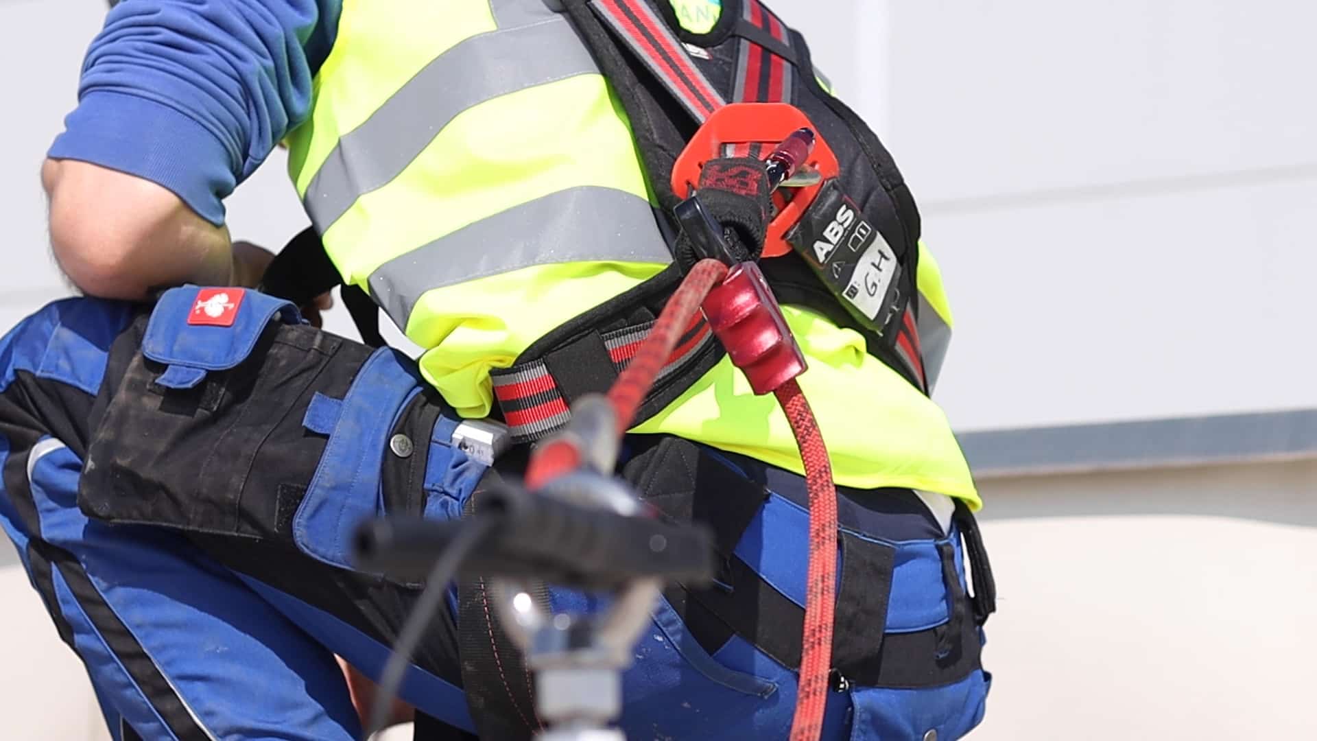 Seilsicherungen als Absturzsicherungen von Mitarbeitenden auf einem Flachdach